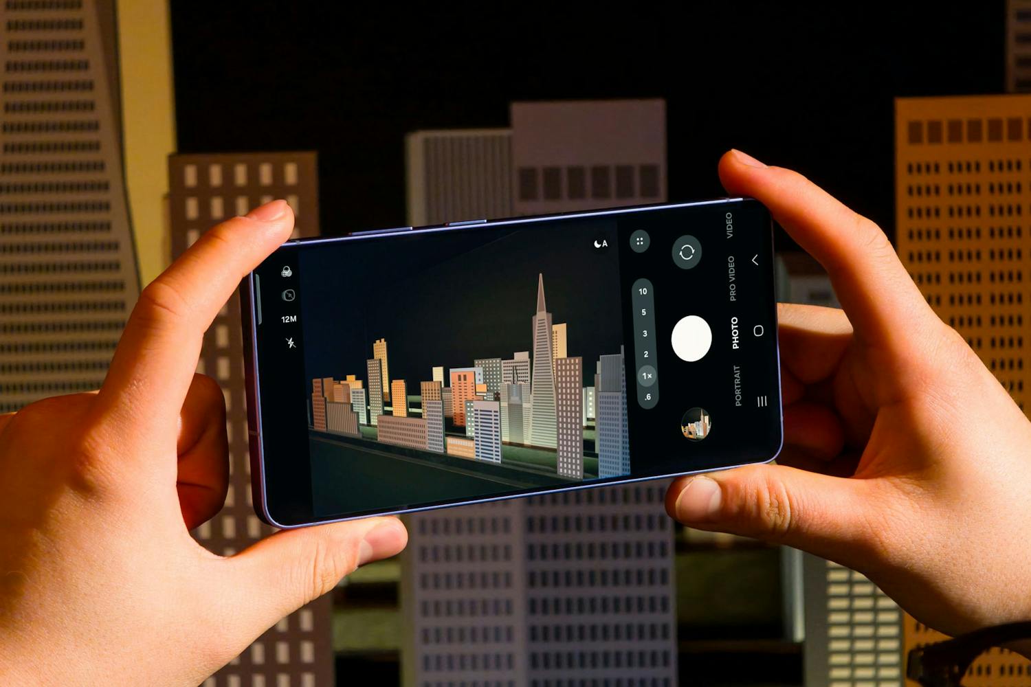 Nya Samsung Galaxy S26 Ultra har en stor bländaröppning på F1.4 som ska göra det möjligt att ta skarpa bilder på kvällen. Nya Samsung Galaxy S26 Ultra har en stor bländaröppning på F1.4 som ska göra det möjligt att ta skarpa bilder på kvällen.